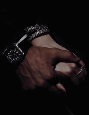 25 : BETWEEN TOUCH AND FEAR