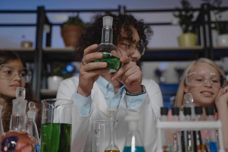 The Benefits of Fuming Nitric Acid 98%: A Comprehensive Guide