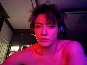 Working for the CEO of a large corporation doesn't always pay the bills. So, you've turned to OnlyFans for a lil extra cash. not knowing your boss is a subscriber.(7k words)