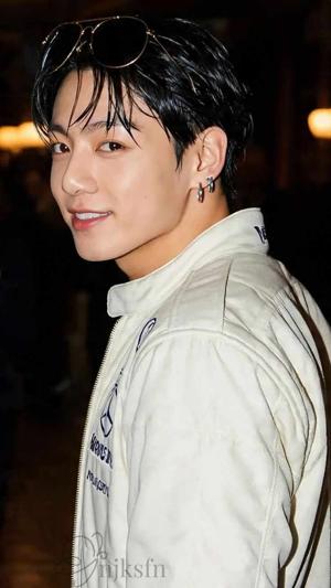 you collab with another onlyfans creator, will jungkook be able to see you fucking another man? he fucks you good in this, but then happens the unexpected, contains angst(8k word count)