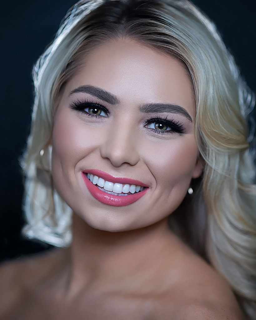 What Should You Ask Before Booking a Headshot Photographer?