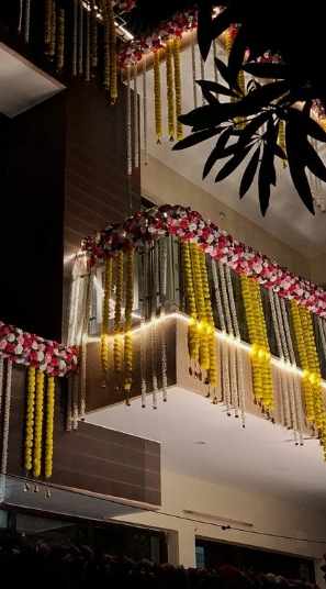 32)HOUSEFULL