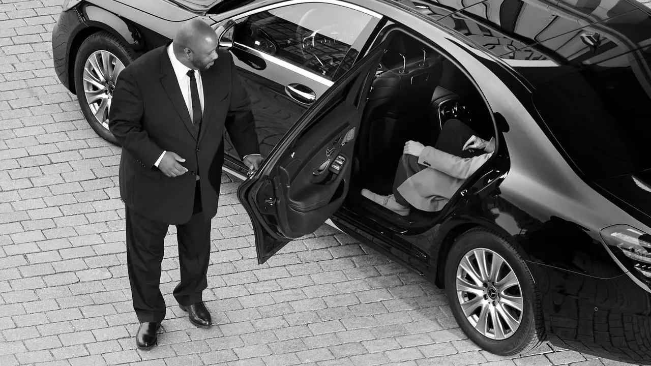 How Far in Advance Should You Reserve a Calgary Airport Limo Service?