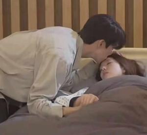 Chapter 38 : The Way He Looks at Her