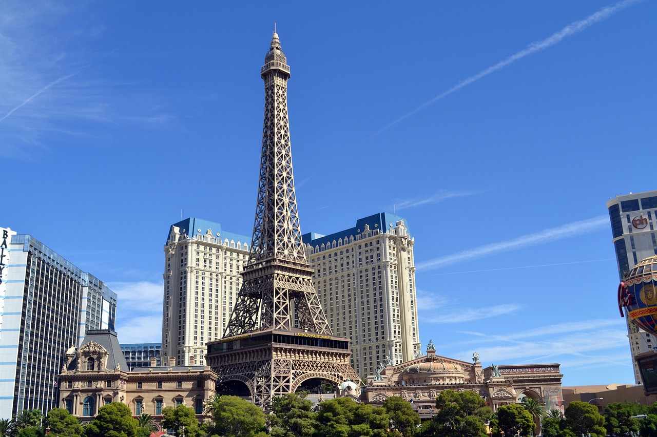 Casino VolerBet moderne avec jetons, cartes, roulette élégante.