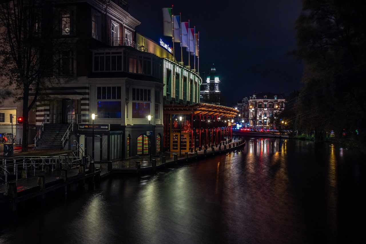 Entrée luxueuse casino Jokery avec éclairage élégant et sécurité