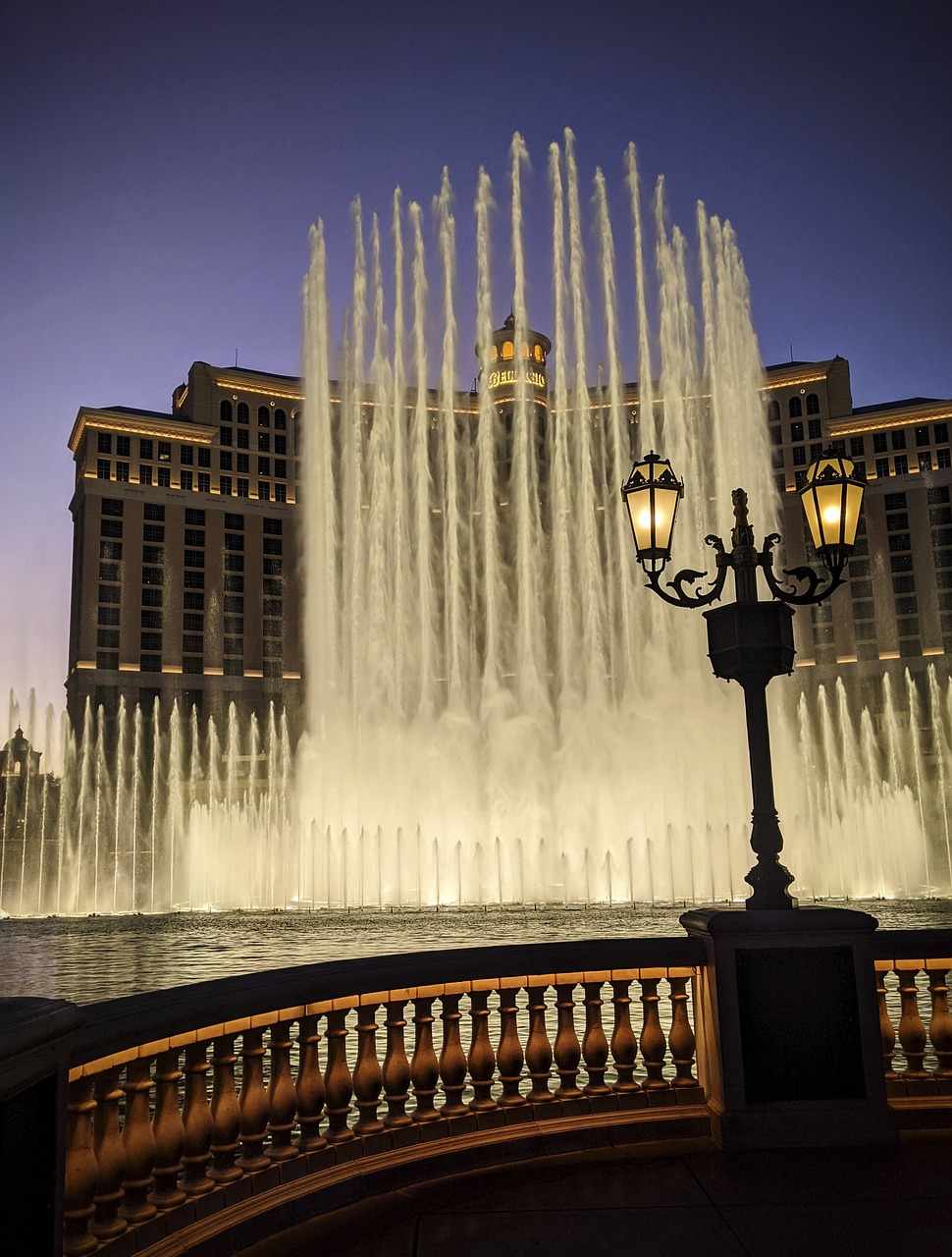Entrée luxueuse casino Shelby Win avec lumières élégantes brillantes