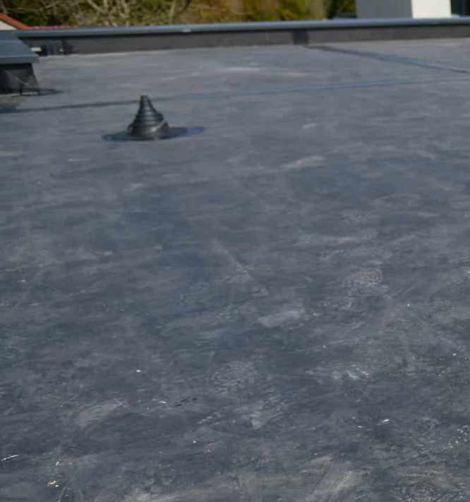 Six Tips To Choose The Right Flat Roof Specialist