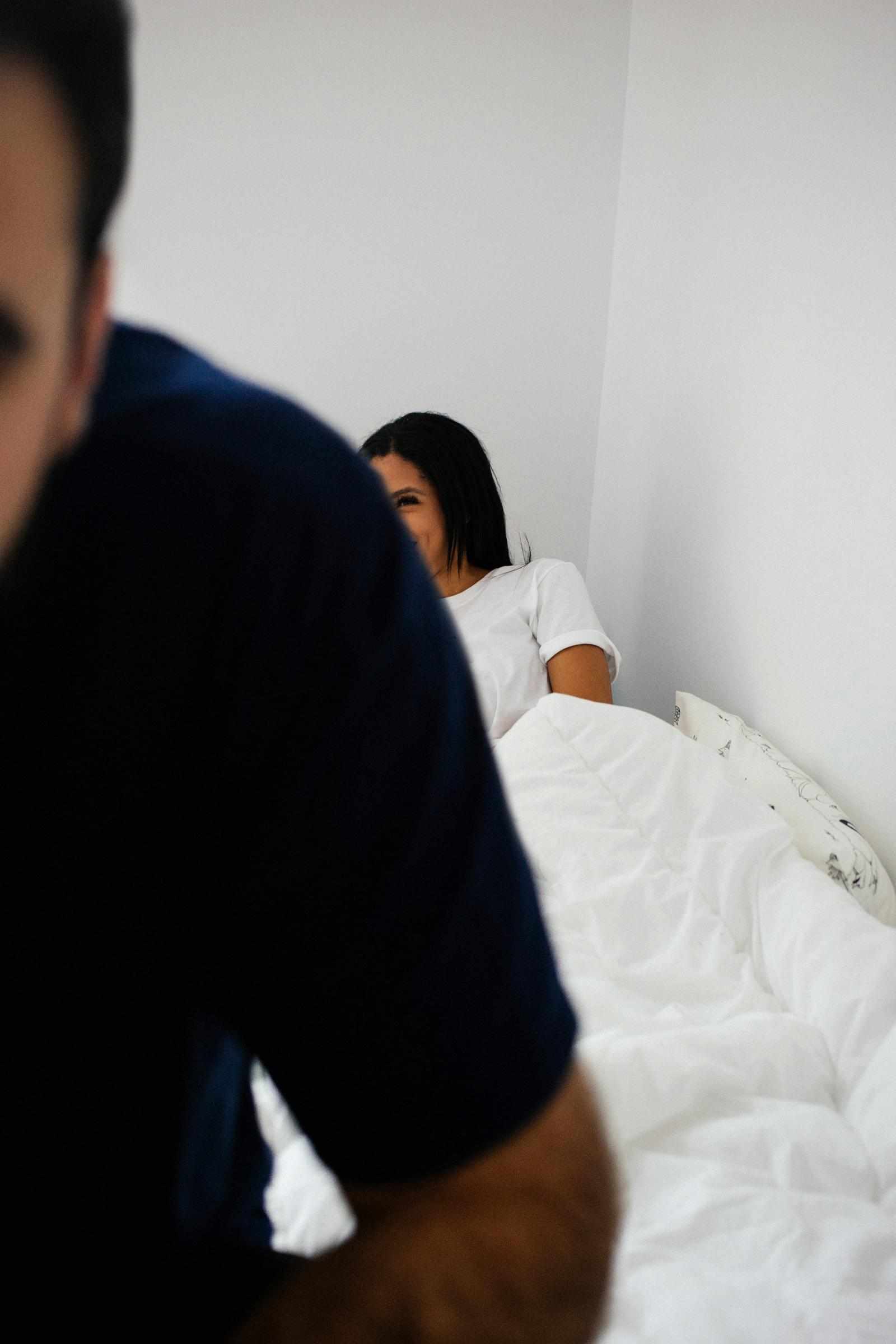 femme couchée sur le lit dans la chambre