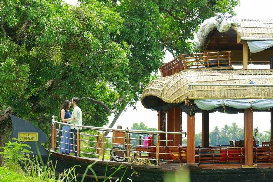 Alleppey Honeymoon Houseboat for a Luxury Stay