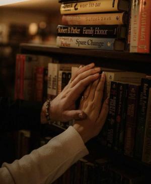 ♧Whispers Between the Shelves♧