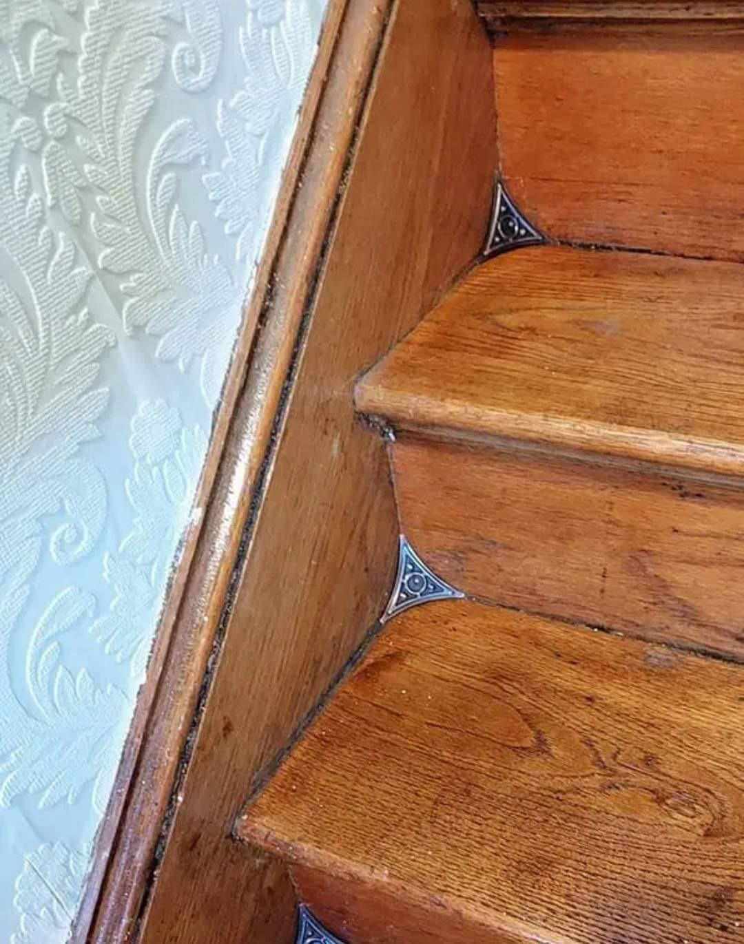 Dust Corner for Stairs