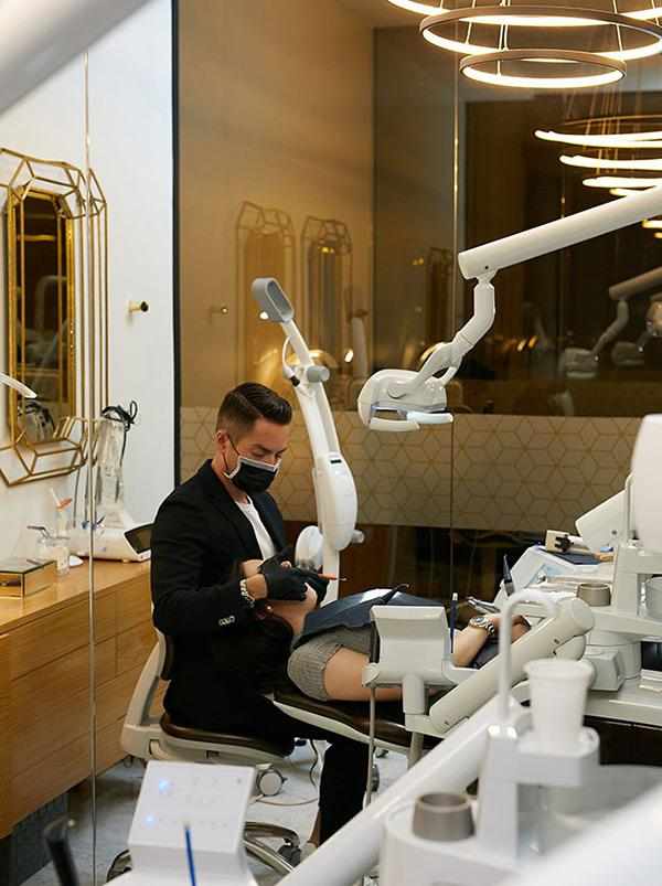 ▷ El Dentista de los Famosos ⇒ Descubre Carlos Saiz Smile ❤️