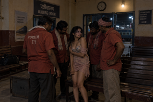 Railway Platform Par Akeli Thi Kuli Aaye Aur Unhone Mujhe Choda ( Was Alone On The Railway Platform, The Porters Fucked Me )