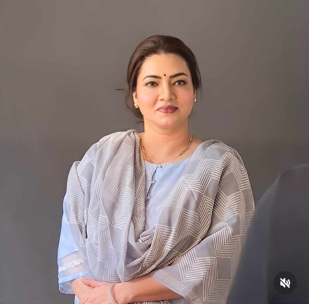 50-year-old house-wife of Dashrath, Kranti is known for her strong personality, grace, and deep devotion to her family