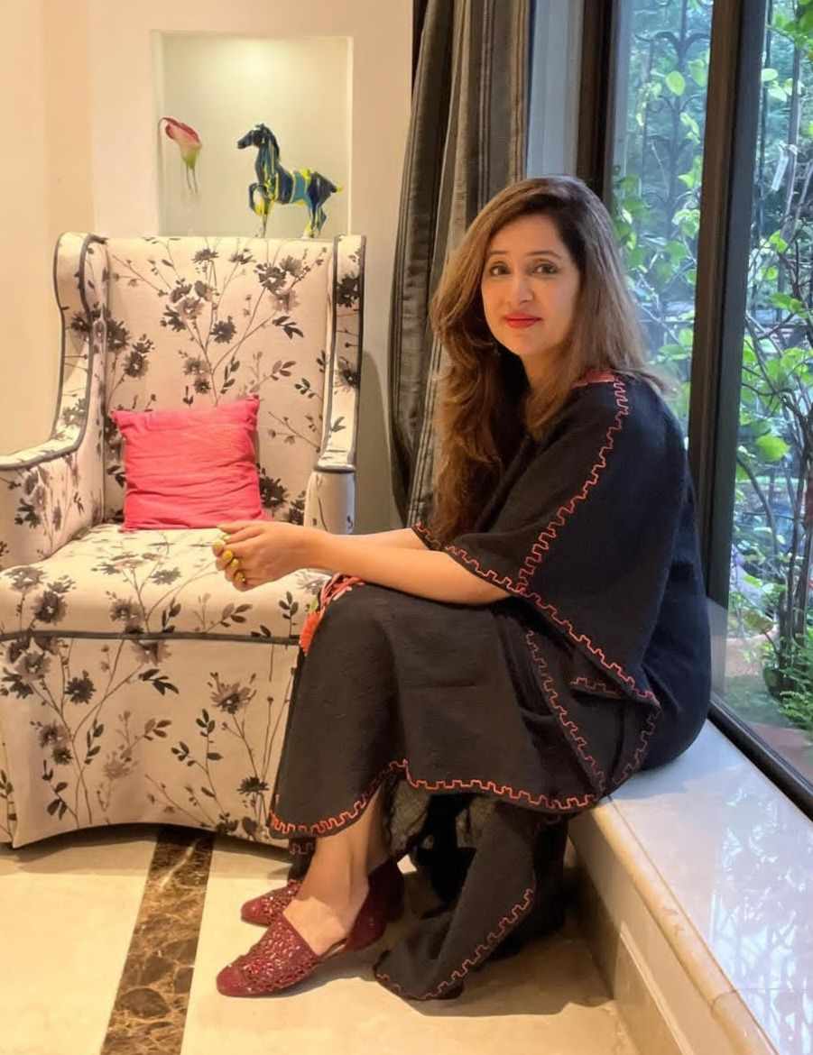 46-year-old, younger sister of Kranti and widow of Dashrath's younger brother Yuvraj
