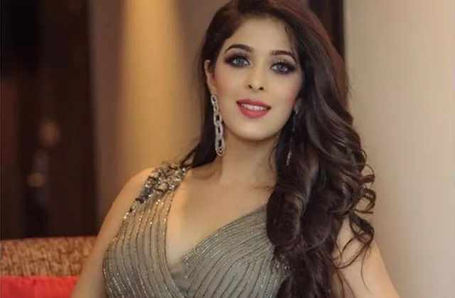 24- years- old, girlfriend of Lakshman, and studies MBA along with him