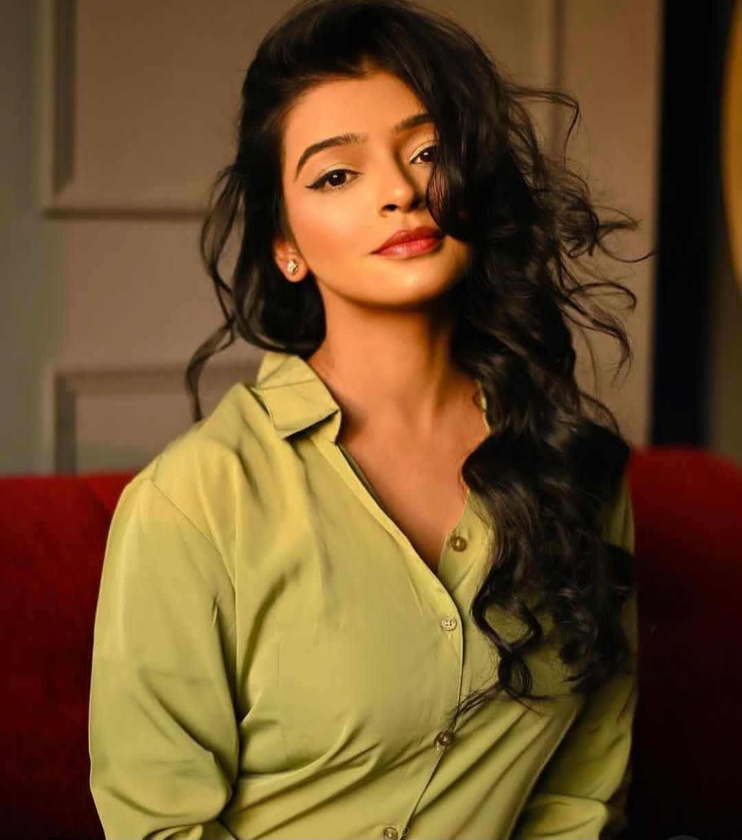 23- years- old, a Marathi girl, and an employee of Raghuvanshi Enterprises under the training in the department of operations