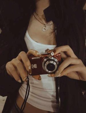 E R I 💅 logo