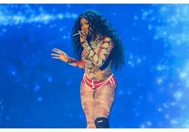 SZA shouts “Free Palestine” at her show in New Zealand.