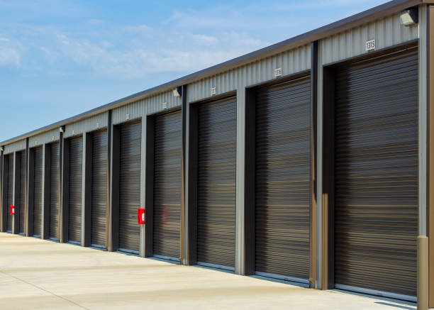 Warehouse storage building Row of outdoor mini storage units in Conroe, TX. Garage door supply  stock pictures, royalty-free photos & images