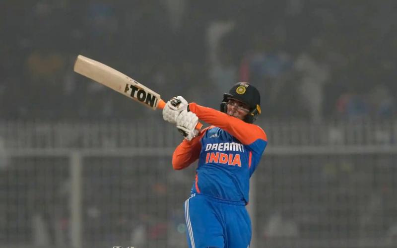 Abhi-shakes England at Wankhede
