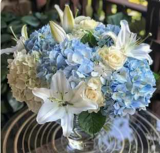 Arranging the flowers into a simple yet elegant bouquet, she stepped out of the shop, feeling both nervous and excited