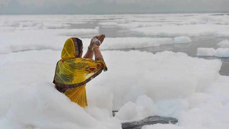 ग्राउंड स्टोरी: यमुना ने फिर ओढ़ी जहरीली सफ़ेद झाग की चादर