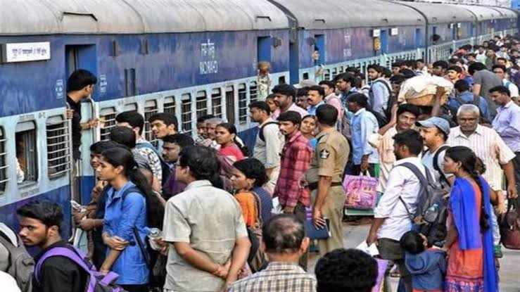 ट्रेनों की सामान्य बोगियों में देखिए "भारत की असल तस्वीर"