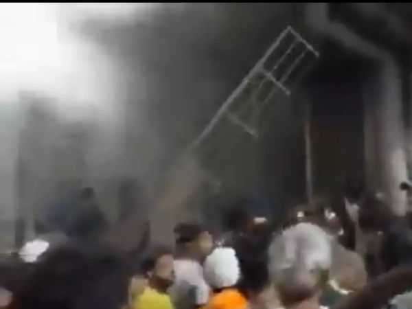कोविड-19 अस्पताल में लगी भीषण आग, मौके पर मची भगदड़, 18 मरीजों की मौत