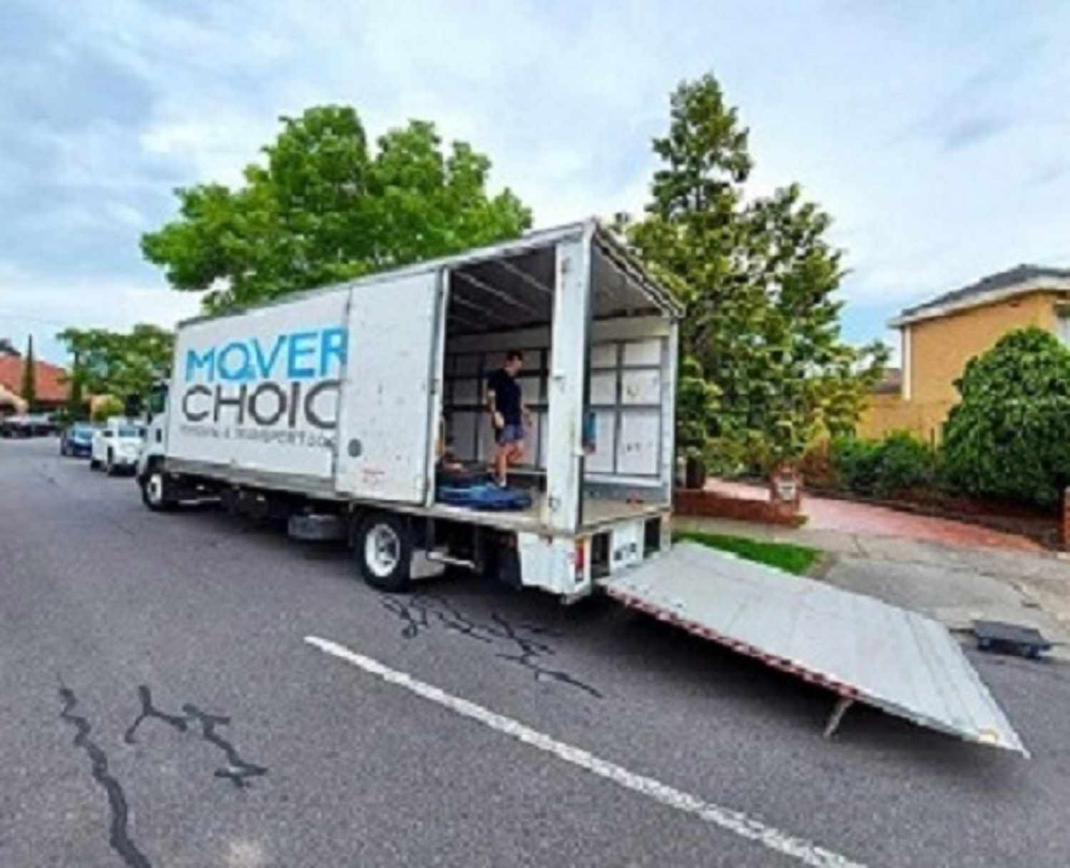 What to Expect When You Use a Moving Crates Rental Service