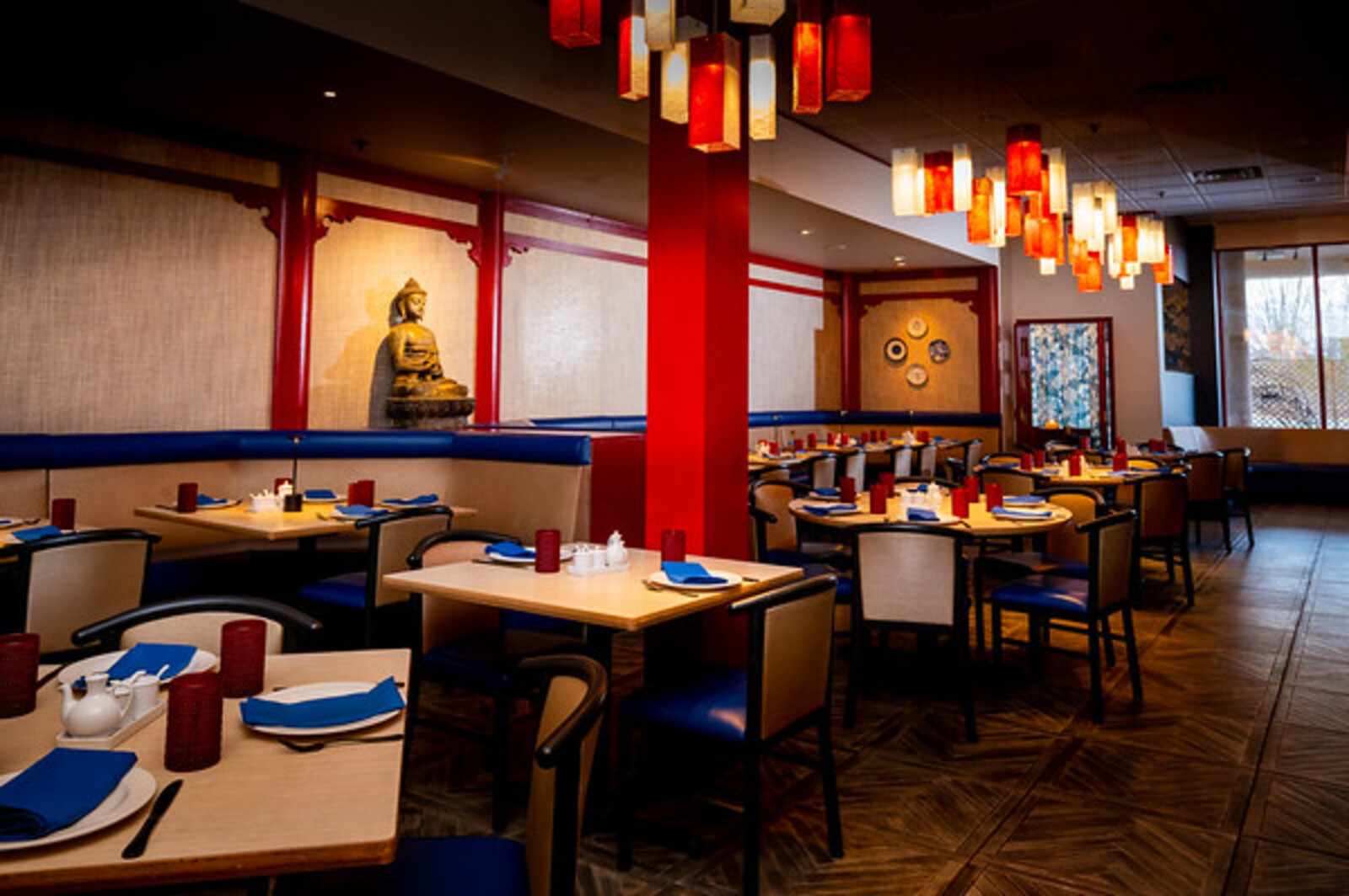 Caption: a restaurant with a lot of tables and chairs