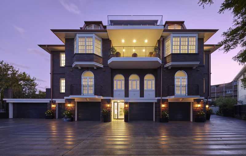 What Are the Essential Features of Luxury Custom Homes in My Area?