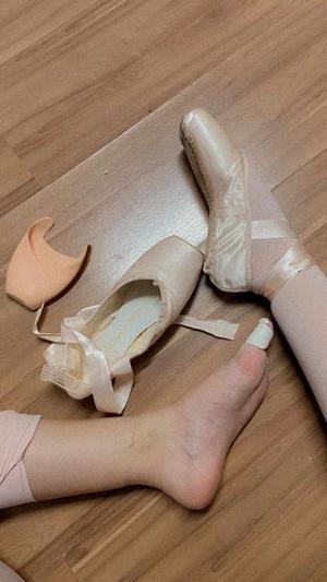 Ballet girl 🩰 logo
