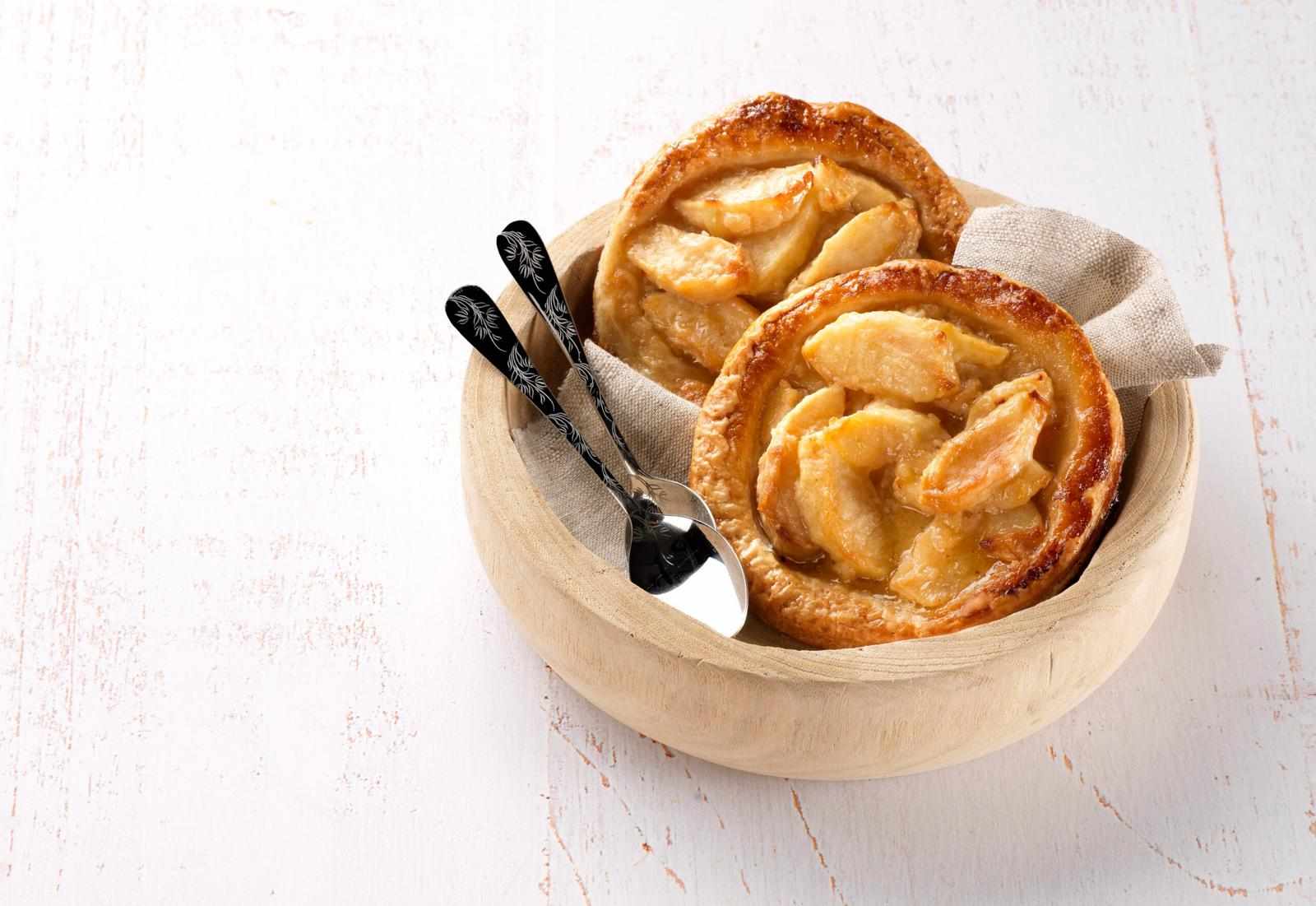 Les petites tartelettes offrent une élégance certaine avec leur pâte sablée et leurs garnitures sucrées.