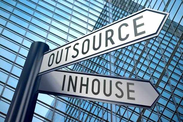 Signpost illustration, two arrows - inhouse, outsource Crossroads sign with two arrows, office building - inhouse, outsource

 outsourcing  stock pictures, royalty-free photos & images