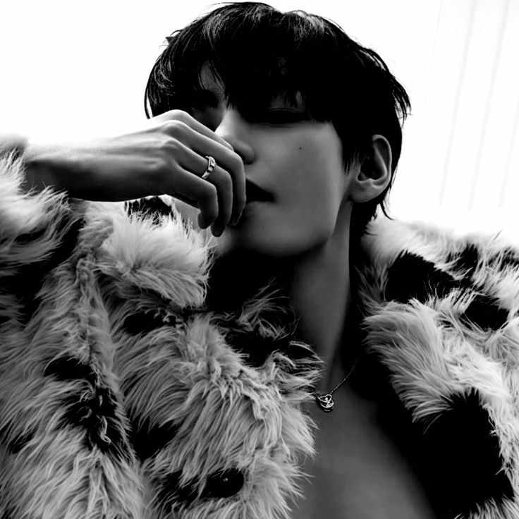 He leaned ever closer,his breath tickling my earlobe