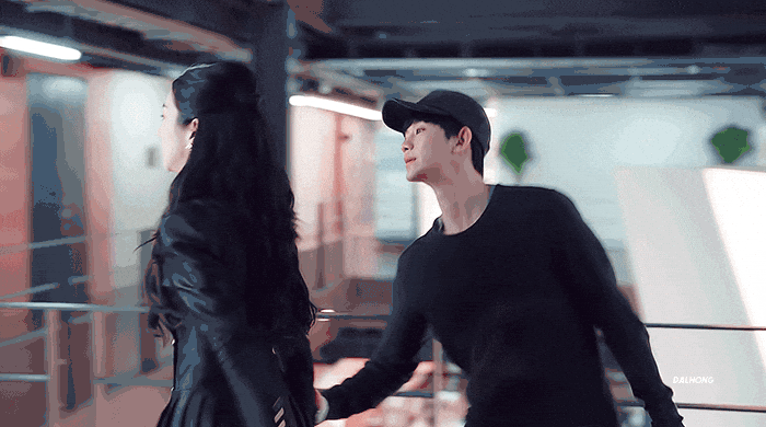 My dark eyes narrowed,she looked too simple,at this rate, she might get cancelled