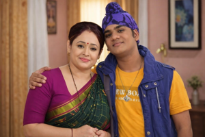 1. Madhavi Aunty aur Gogi 🔥