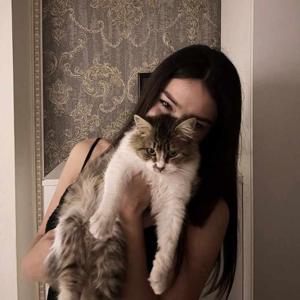 𝐇𝐄𝐄𝐍𝐀 logo