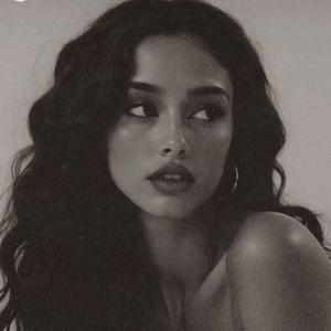 𝐇𝐄𝐄𝐍𝐀 logo