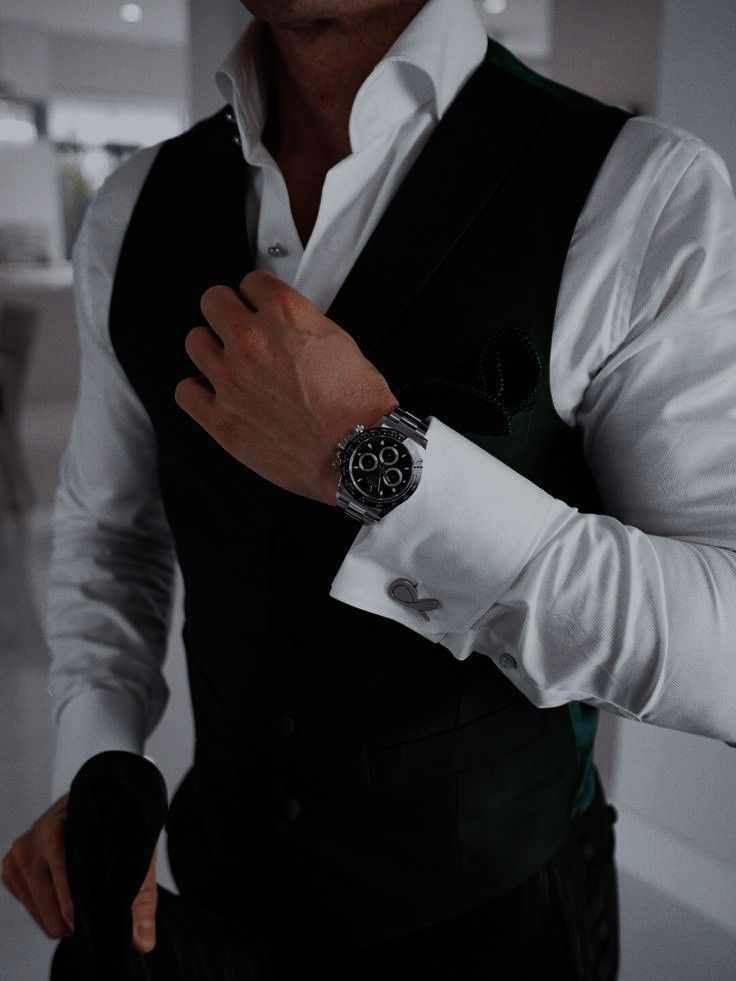 Ranveer Shikhawat (Main Lead):At 28, Ranveer Shikhawat is not just a business tycoon; he's a force to be reckoned with