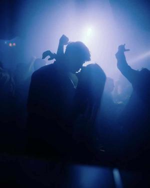 जल रहा हूं नीचे से