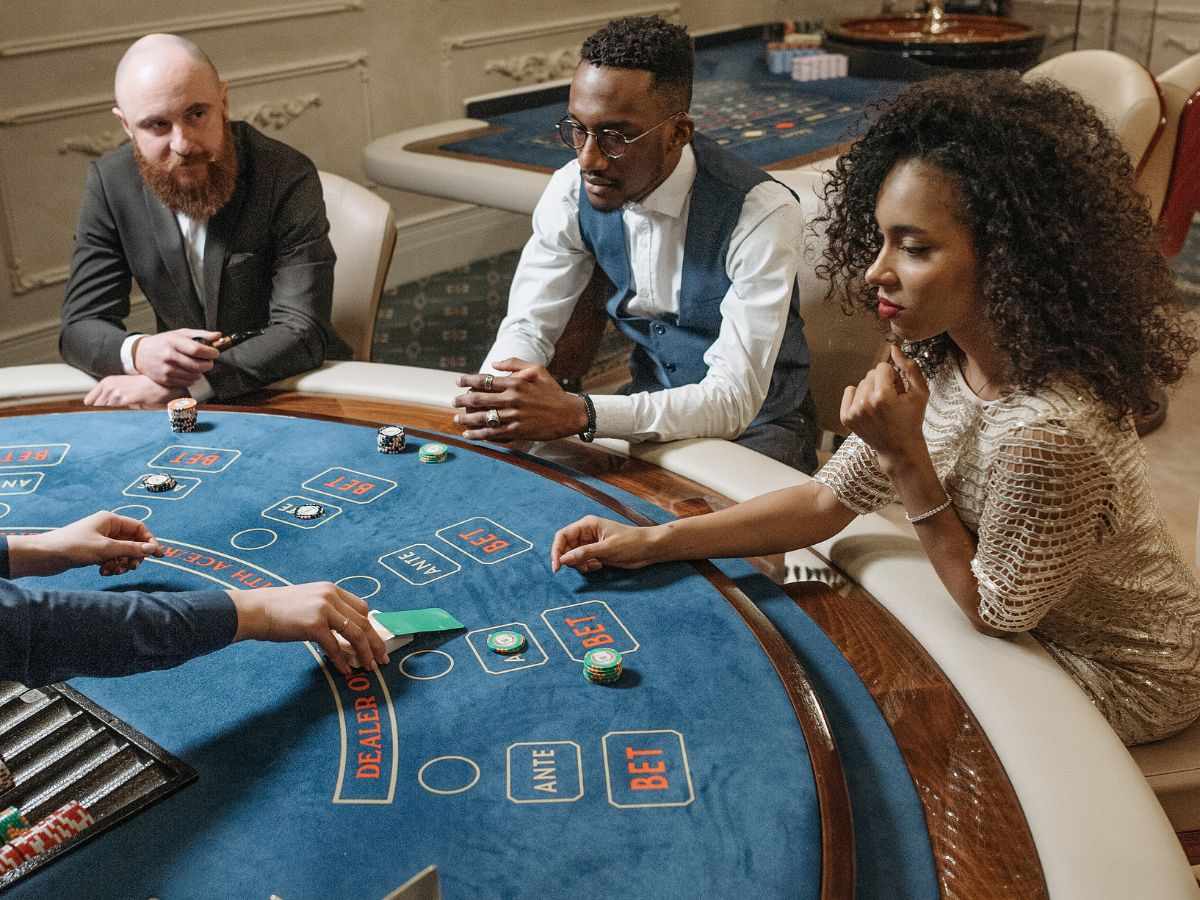 Why More Players Choose to Play Baccarat at Casinos in 2024