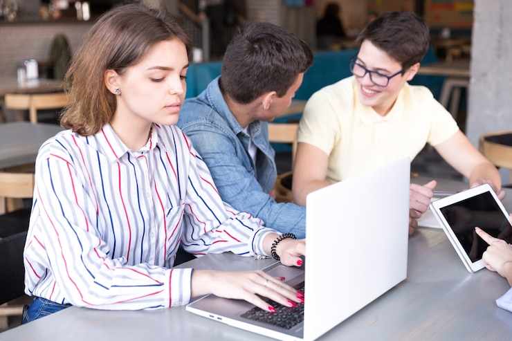 Students working in cafe