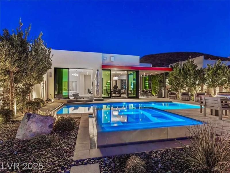 How Luxury Homes in Las Vegas Offer the Perfect Blend of Comfort and Glamour