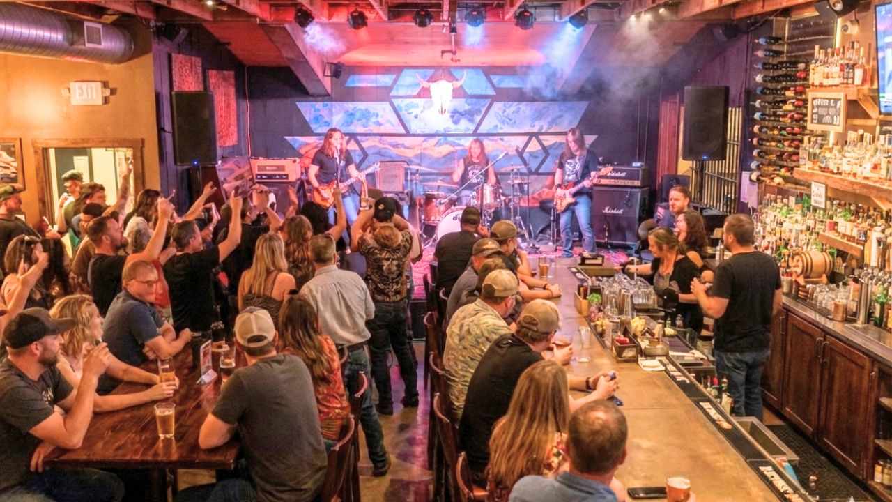 Why Live Music Listings for Bars Are the Best Way to Promote Local Music in California?