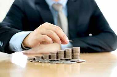 How Do Insurance Agents Make Money From Different Sources?