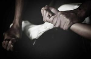 हॉस्टल रूम में घुसा कोई शख्स, उसने किया निशी पर कब्जा