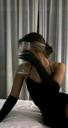 𝐎𝐮𝐭𝐥𝐚𝐰 𝐐𝐮𝐞𝐞𝐧 logo